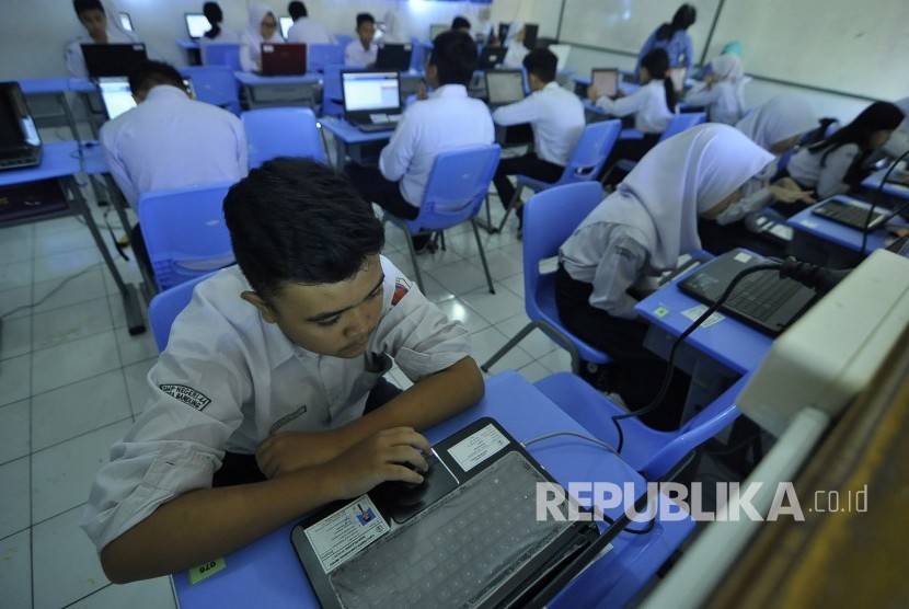 Sejumlah siswa mengerjakan soal ujian Bahasa Indonesia saat mengikuti Ujian Nasional Berbasis Komputer (Ilustrasi)
