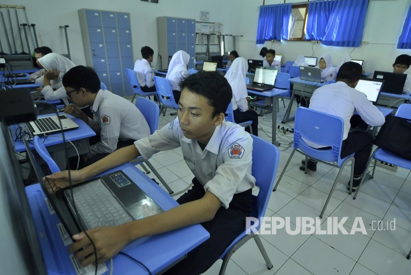 Sejumlah siswa mengerjakan soal ujian Bahasa Indonesia saat mengikuti Ujian Nasional Berbasis Komputer (UNBK) di SMPN 44 Bandung, Jalan Cimanuk, Kota Bandung, Selasa (2/5).