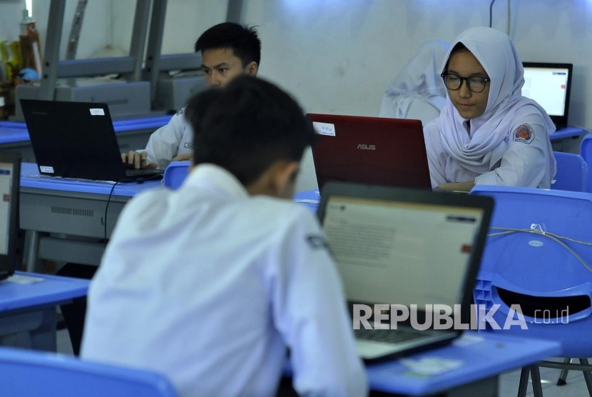 Sejumlah siswa mengerjakan soal ujian Bahasa Indonesia saat mengikuti Ujian Nasional Berbasis Komputer (UNBK) di SMPN 44 Bandung, Jalan Cimanuk, Kota Bandung, Selasa (2/5).
