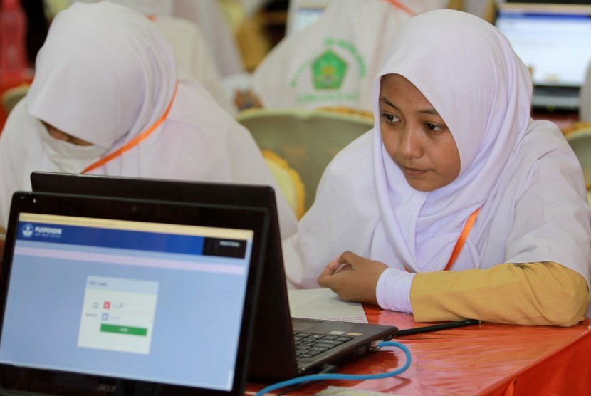 Sejumlah siswa menggunakan komputer jinjing (laptop) saat mengikuti Ujian Nasional Berbasis Komputer (UNBK) di Madrasah Aliyah (MA) 1 Kota Gorontalo, Gorontalo, Selasa (11/4). 
