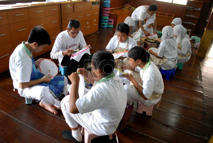 Sejumlah siswa mengikuti kegiatan belajar membatik di Museum Tekstil, Tanah Abang, Jakarta Pusat, Rabu (28/8). (Republika/Rakhmawaty La'lang)