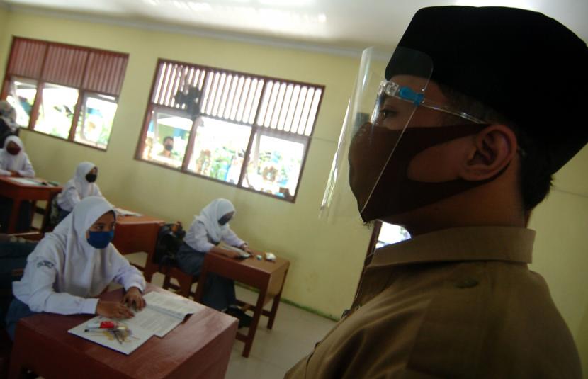 Sejumlah siswa mengikuti kegiatan belajar mengajar (KBM) tatap muka di dalam kelas masih menggunakan masker (ilustrasi)