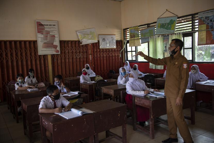 Sejumlah siswa mengikuti Kegiatan Belajar Mengajar (KBM) tatap muka. Namun, karena kondisi daerah Lampung Barat kembali ke zona oranye, maka kegiatan itu ditutup kembali. (Ilustrasi)