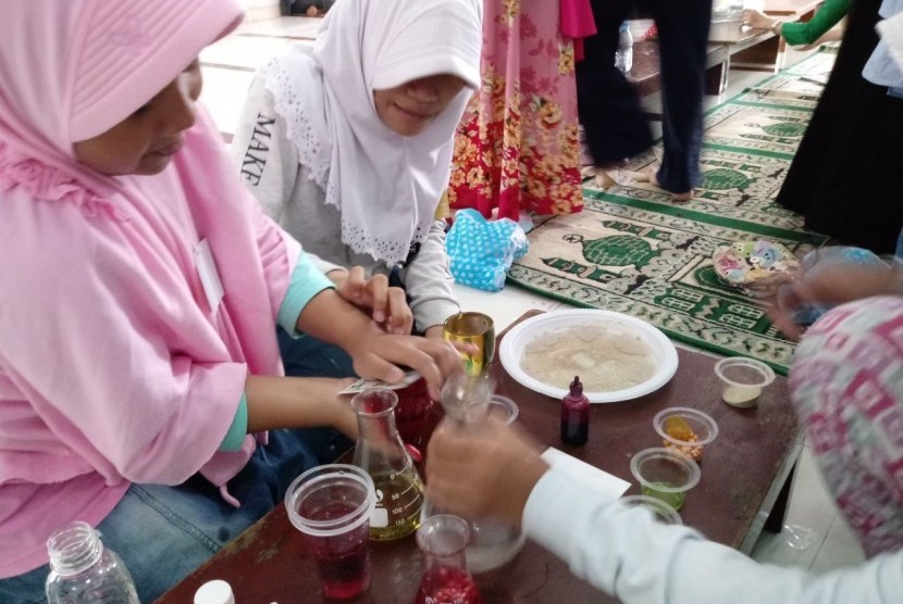 Sejumlah siswa mengikuti kegiatan Fun Science and Math di SD Muhammadiyah 5, Kebayoran Baru, Jakarta, Sabtu (17/2). 