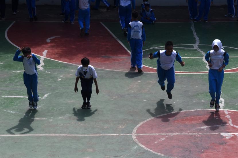 Sejumlah siswa mengikuti kegiatan olahraga di lapangan. Koalisi sebut dana Rp 4 triliun cukup untuk menggratiskan SMP-SMA swasta di Jakarta.