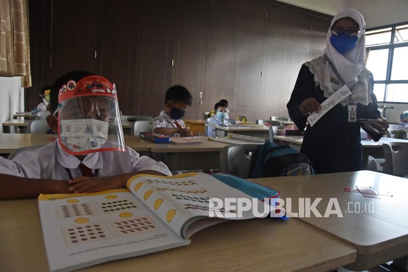 Sejumlah siswa mengikuti kegiatan pembelajaran tatap muka (PTM) terbatas di SDN Lenteng Agung 07, Jakarta, Senin (27/9/2021). Pemprov DKI Jakarta mulai menggelar pembelajaran tatap muka (PTM) tahap dua di 1.509 sekolah pada Senin (27/9), dengan tetap menerapkan protokol kesehatan yang ketat di masa PPKM. 