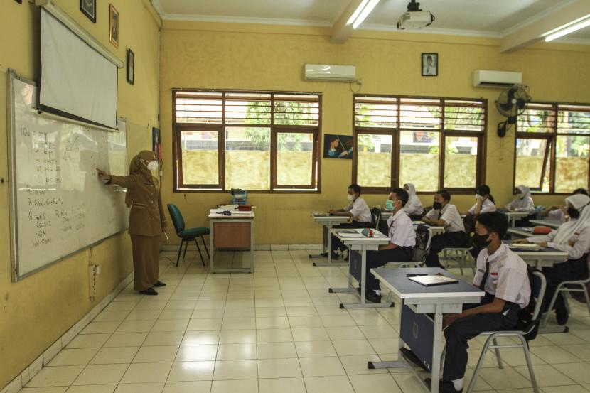 Sejumlah siswa mengikuti kegiatan Pembelajaran Tatap Muka Terbatas (PTMT) di SMP Negeri 2 Depok, Depok, Jawa Barat, Selasa (30/11/2021). Pemerintah Kota Depok berencana menggelar PTM 100 persen pada Februari 2022.