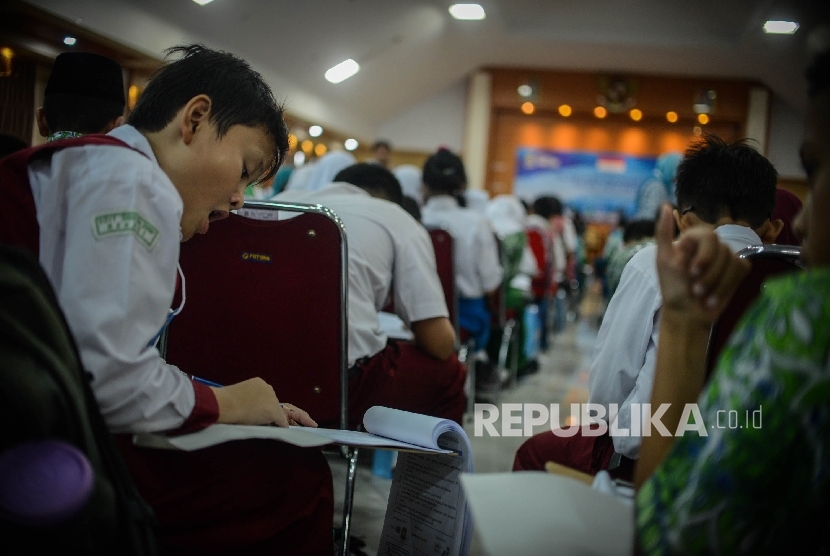   Sejumlah siswa mengikuti Olimpiade Matematika dan Sains se-Indonesia (OMSI) 2016 yang diadakan Kantor Walikota Tangerang, Banten, Kamis (10/11). 