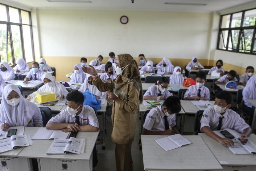 Sejumlah siswa mengikuti pembelajaran tatap muka di SMP 26 Depok, Depok, Jawa Barat, Senin (24/1/2022). Pemerintah Kota Depok mulai menggelar Pembelajaran Tatap Muka (PTM) secara penuh atau 100 persen mulai hari ini. 