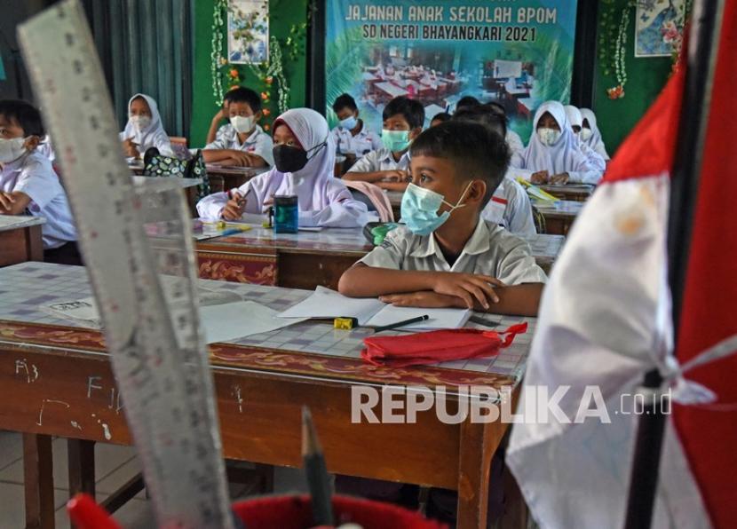Pemkab Cianjur, Jawa Barat, tetap menerapkan pendidikan tatap muka (PTM) mulai dari 75 persen hingga 100 persen, meski Cianjur berstatus level 2, sedangkan PTM 100 persen diterapkan untuk sekolah yang jumlah siswanya di bawah 300 orang (ilustrasi).