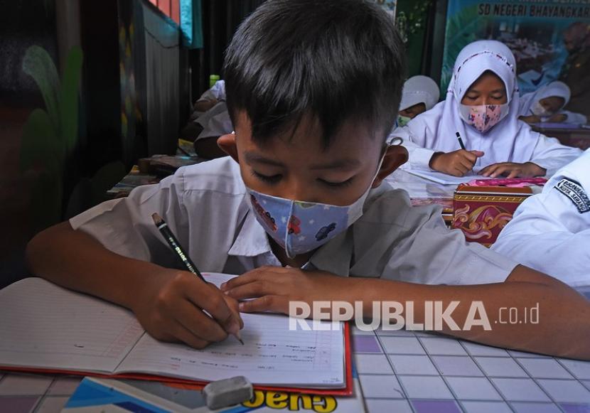 Sejumlah siswa mengikuti pembelajaran tatap muka (PTM) secara terbatas di SD Negeri Bhayangkari, Kota Serang, Banten, Selasa (4/1/2022). Tak semua anak bisa dengan mudah menceritakan pengalaman mereka di sekolah kepada orang tuanya.