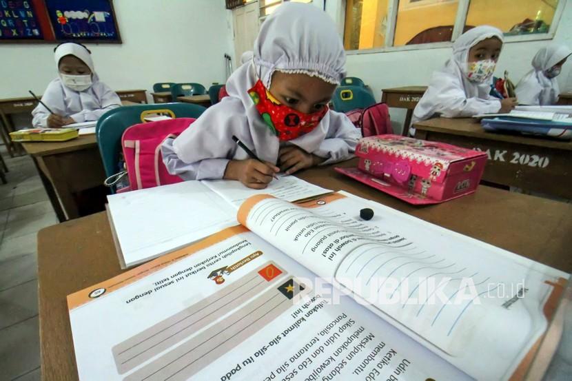 Sejumlah siswa mengikuti Pembelajaran Tatap Muka (PTM) terbatas pada hari pertama kembali masuk sekolah di SDN 3 Lhokseumawe, Aceh, Kamis (5/8/2021).(Ilustrasi)
