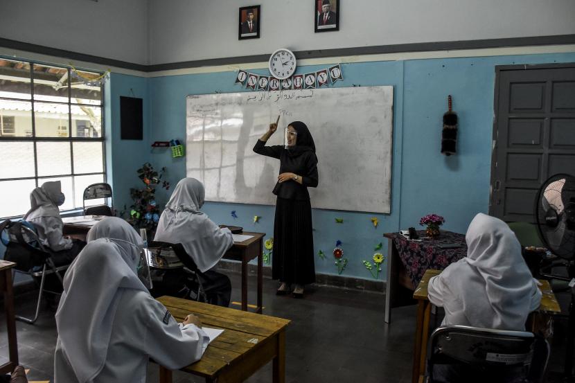 Sejumlah siswa mengikuti pembelajaran (Ilustrasi). Kepala SMPN 46 Jakarta membantah ada guru yang mewajibkan siswi memakai jilbab.