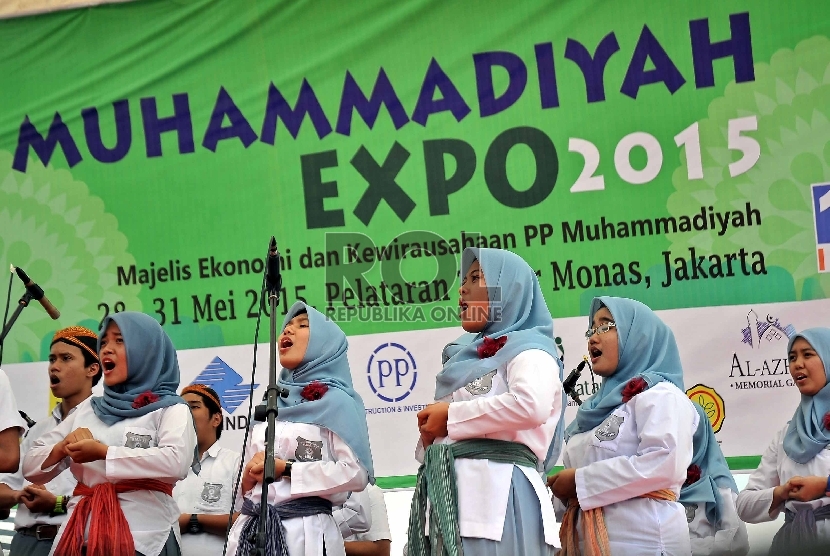 Sejumlah siswa mengikuti perlombaan paduan suara pada rangkaian Muhammadiyah Expo 2015 di pelataran Monas, Jakarta, Kamis (28/5).