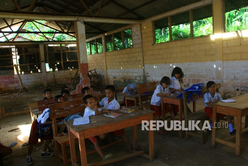 Siswa SD Tasikmalaya Belajar di Kelas Nyaris Roboh. Sejumlah siswa mengikuti proses belajar mengajar di kelas yang rusak (ilustrasi).
