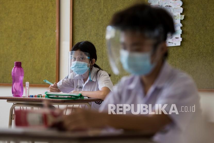 Sejumlah siswa mengikuti simulasi pembelajaran tatap muka (PTM) di SD Santo Yusup, Bandung, Jawa Barat, Senin (7/6/2021).Dokter spesialis anak ingatkan orang tua tak kirim anak ke sekolah bila sakit