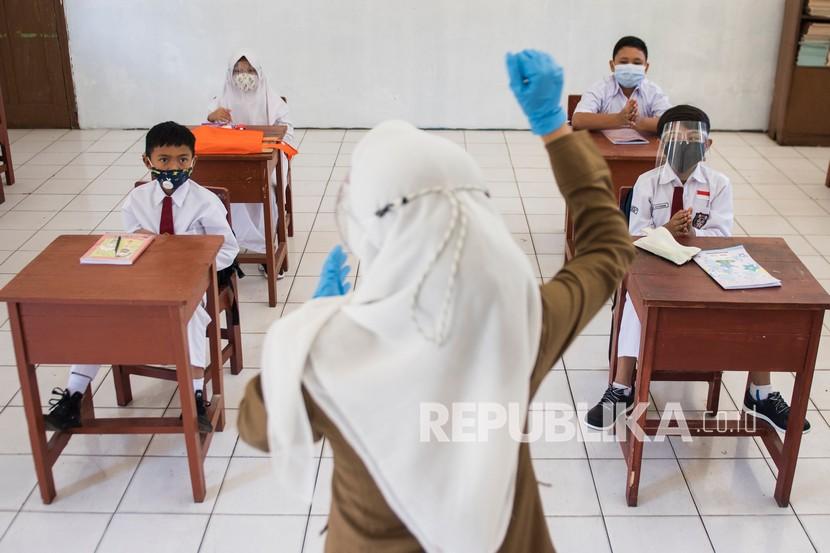 Sejumlah siswa mengikuti simulasi pembelajaran tatap muka (PTM) di SDN 065 Cihampelas, Bandung, Jawa Barat, beberapa waktu lalu.