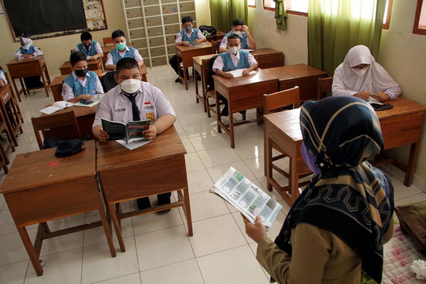 PTM Dilakukan Saat Pandemi demi Menumbuhkan Karakter Anak. Sejumlah siswa mengikuti simulasi pembelajaran tatap muka (PTM) terbatas di SMPN 6 Makassar di Makassar, Sulawesi Selatan, Senin (4/10/2021). Sebanyak 28 Sekolah Menengah Pertama (SMP) negeri dan swasta melaksanakan simulasi PTM terbatas dengan protokol kesehatan COVID-19 dan pembatasan kehadiran siswa maksimal 50 persen dari kapasitas ruang kelas. Simulasi tersebut berlangsung hingga dua pekan untuk selanjutnya dilakukan evaluasi.