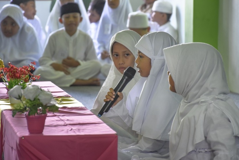 Sejumlah siswa mengikuti uji publik tahfizh Al Qur'an di Sekolah Dasar Islam Terpadu (SDIT) Anak Sholeh Pagesangan, Mataram, NTB, Sabtu (27/4/2019). 