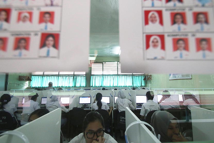 Sejumlah siswa mengikuti Ujian Nasional Berbasis Komputer (UNBK) di SMAN 70, Jakarta, Senin (4/4).