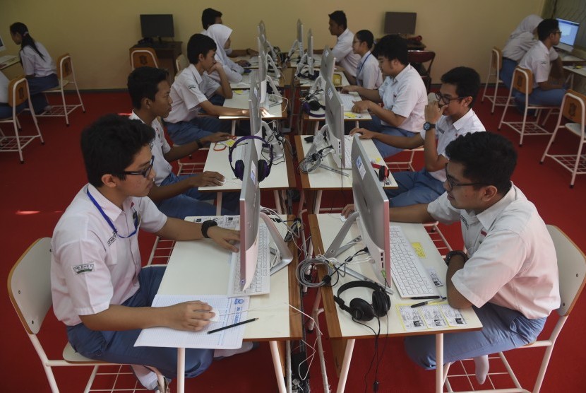 Sejumlah siswa mengikuti Ujian Nasional Berbasis Komputer (UNBK) di SMAN 5 Surabaya, Jawa Timur, Senin (10/4). 