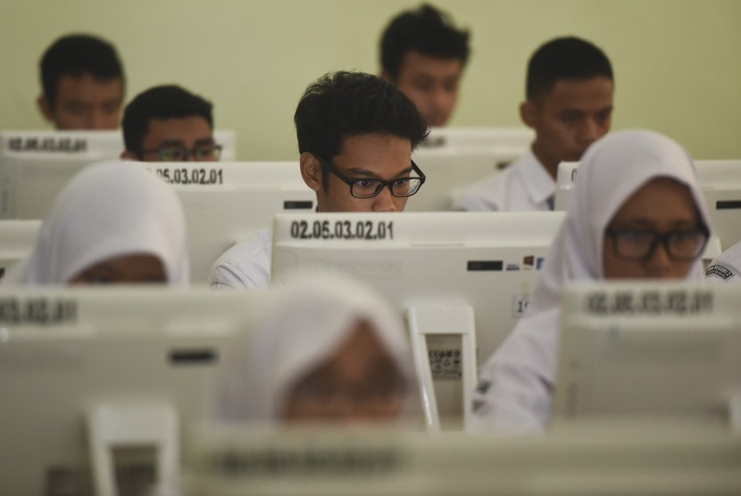 [Ilustrasi] Sejumlah siswa mengikuti Ujian Nasional Berbasis Komputer (UNBK) di SMAN 2 Surabaya, Jawa Timur, Senin (10/4).