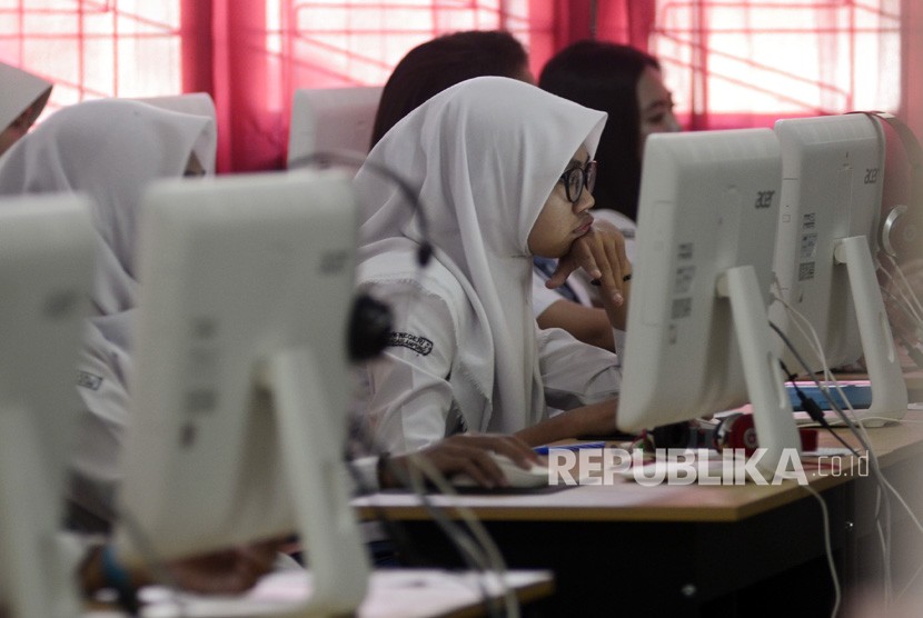 Sejumlah siswa mengikuti Ujian Nasional Berbasis Komputer (UNBK) di Sekolah Menengah Kejuruan (SMK) Negeri 1 Idi, Kabupaten Aceh Timur, Aceh, Selasa (17/3). (ilustrasi)