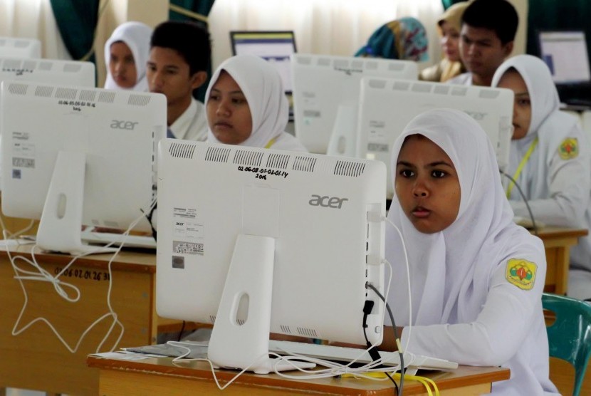 Rektor Unsyiah: Kualitas Pendidikan Aceh Terendah Nasional. Sejumlah siswa mengikuti Ujian Nasional Berbasis Komputer (UNBK) SMA di SMAN1 Kota Lhokseumawe, Aceh. 