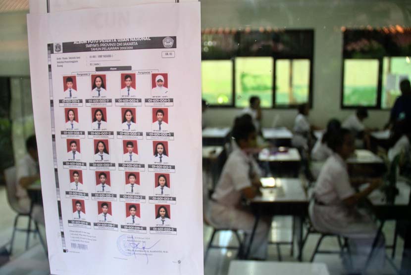 Sejumlah siswa mengikuti Ujian Nasional (UN) 2014 di SMP Negeri 1, Jakarta Pusat, Senin (5/5).