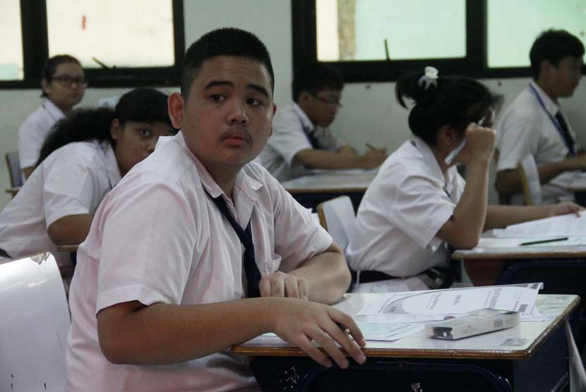 Sejumlah siswa mengikuti Ujian Nasional (UN) 2014 di SMP Negeri 1, Jakarta Pusat, Senin (5/5).