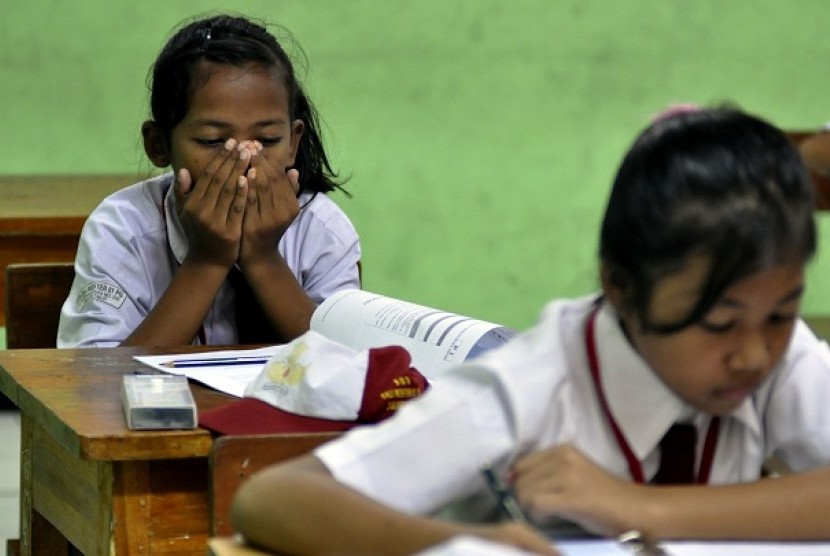 Sejumlah siswa mengikuti Ujian Nasional (UN) mata pelajaran Bahasa Indonesia di SDN Balimester 01, Jatinegara, Jakarta Timur, Senin (6/5).