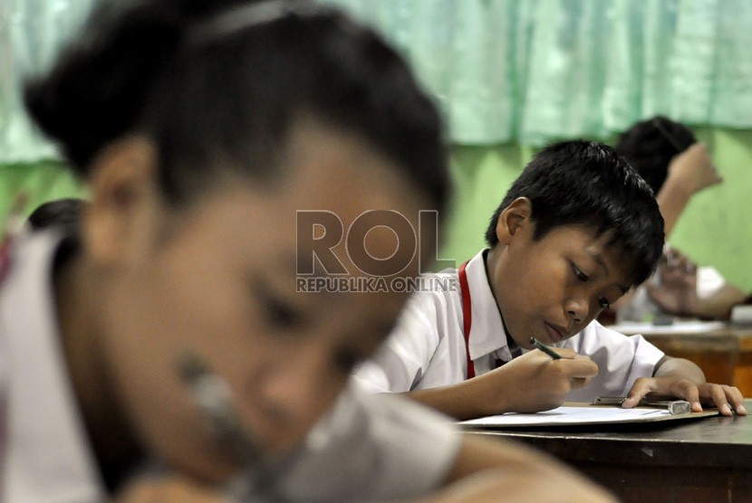 Sejumlah siswa mengikuti Ujian Nasional (UN) mata pelajaran Bahasa Indonesia di SDN Balimester 01, Jatinegara, Jakarta Timur, Senin (6/5).  (Republika/Prayogi)