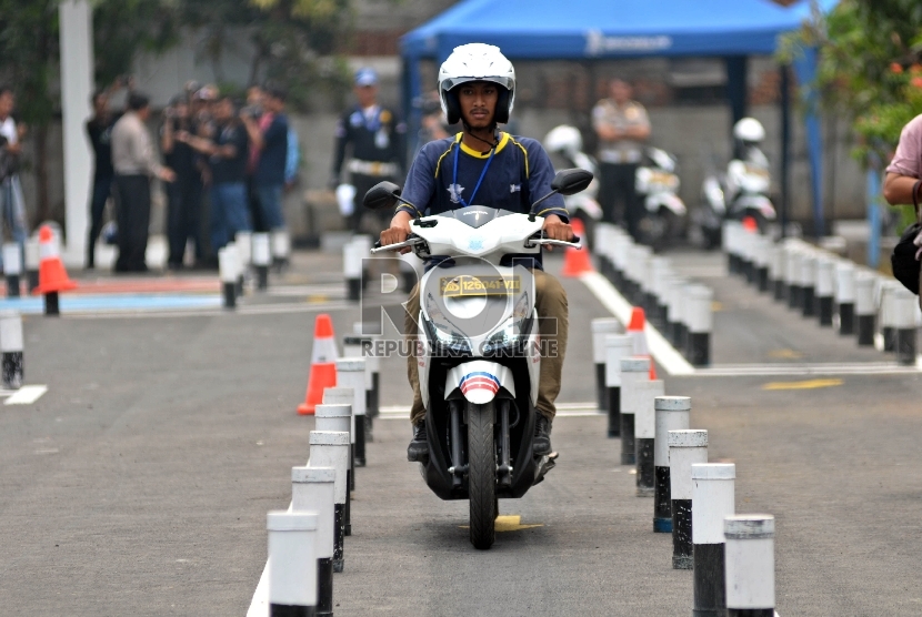  Sejumlah siswa mengikuti ujian pembuatan SIM di Satpas SIM Daan Mogot, Jakarta Barat, Ahad (1/11).  (Republika/Rakhmawaty La’lang)  