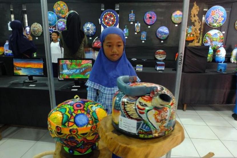 Sejumlah siswa mengunjungi pameran lukisan dengan media daur ulang di Dinas Pendidikan Kabupaten Jember, Jawa Timur, Jumat (3/5/2024). 