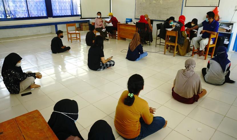 Sejumlah siswa menunggu antrian saat melakukan vaksinasi COVID-19 di SMPN 1 Sampaga, Mamuju, Sulawesi Barat, Senin (6/9/2021). Berdasarkan data Pemerintah Dinas Kesehatan Sulbar, sebanyak 163.725 orang anak berumur 12 tahun sampai 17 tahun akan menjalani Vaksinasi COVID-19 tersebut untuk mencegah laju penyebaran virus COVID-19 dan sebagai persiapan Pembelajaran Tatap Muka (PTM) di Sulbar.