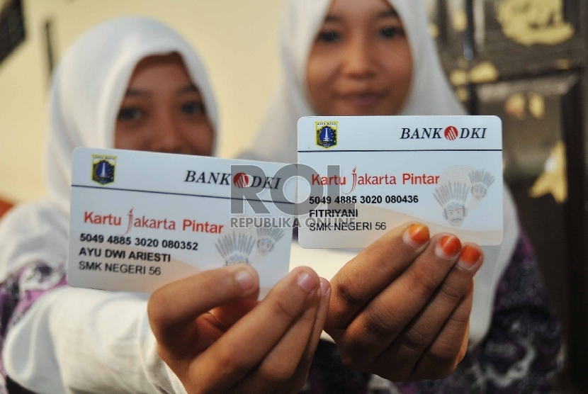 sejumlah siswa menunjukkan Kartu Jakarta PIntar (KJP) miliknya saat pembukaan workshop pencairan dana Kartu Jakarta Pintar (KJP) di SMKN 56 Pluit, Jakarta Utara, Kamis (21/5). 