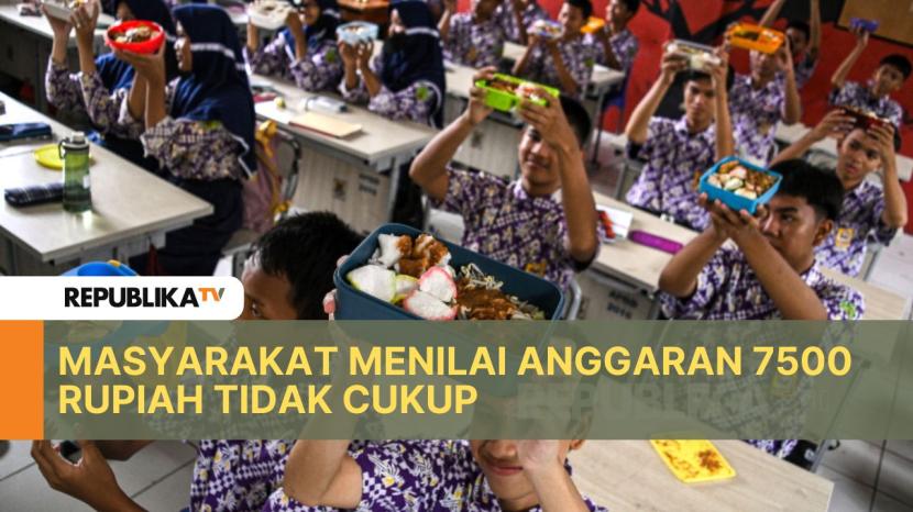 Sejumlah siswa menunjukkan makanan gratis saat simulasi program makan siang gratis di SMP Negeri 2 Curug, Kabupaten Tangerang, Banten, Kamis (29/2/2024). Menko Perekonomian Airlangga Hartarto meyediakan 162 porsi dengan empat macam menu makanan sehat senilai Rp15 ribu per porsi pada simulasi program makan siang gratis itu. 