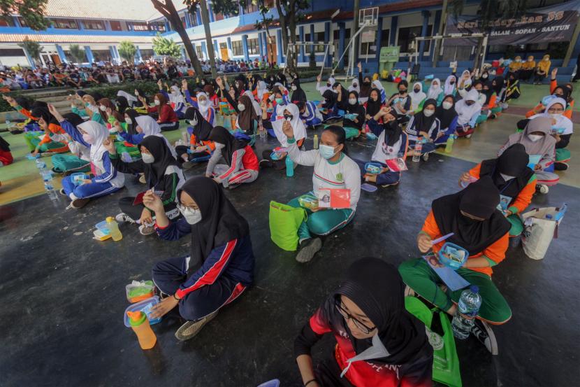 Sejumlah siswa menunjukkan Tablet Tambah Darah (TTD) saat kampanye stunting. Pemkot Bogor mengakui masih memiliki PR lebih dari 1.000 anak stunting.