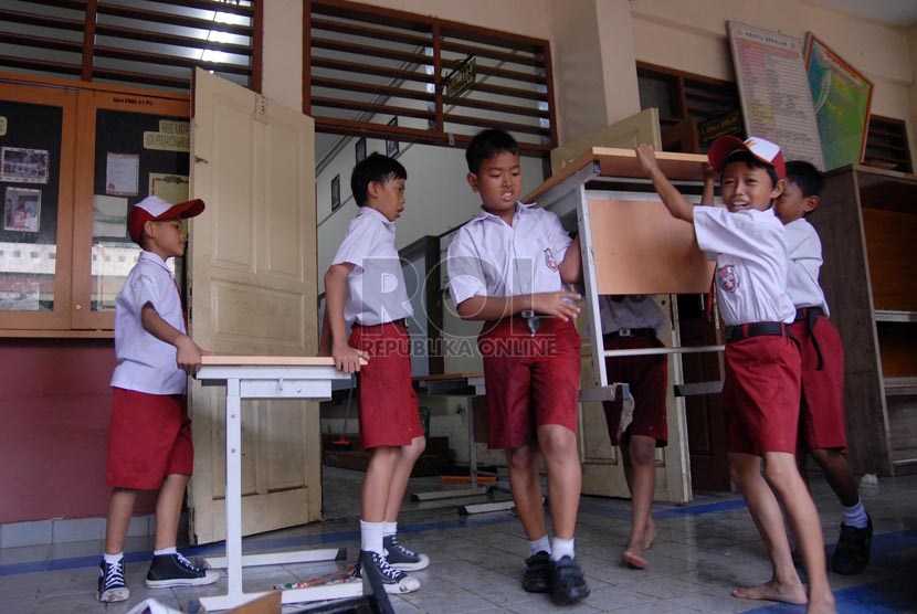   Sejumlah siswa merapihkan perlengkapan sekolah di halaman SDN 02/03 Penjaringan, Jakarta Utara, Senin (28/1).  (Repubika/Agung Fatma Putra)
