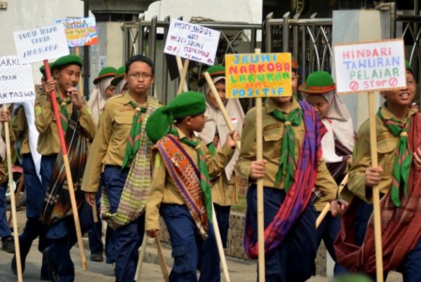 Sejumlah siswa Muhammadiyah melakukan pawai peringatan Hari Santri Nasional di Waru, Sidoarjo, Jawa Timur, Kamis (22/10).