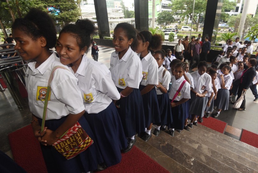 Sejumlah siswa Papua dan Papua Barat dari Sekolah Anak Indonesia memasuki Gedung KPK saat melakukan kunjungan di Jakarta, Selasa (8/3).