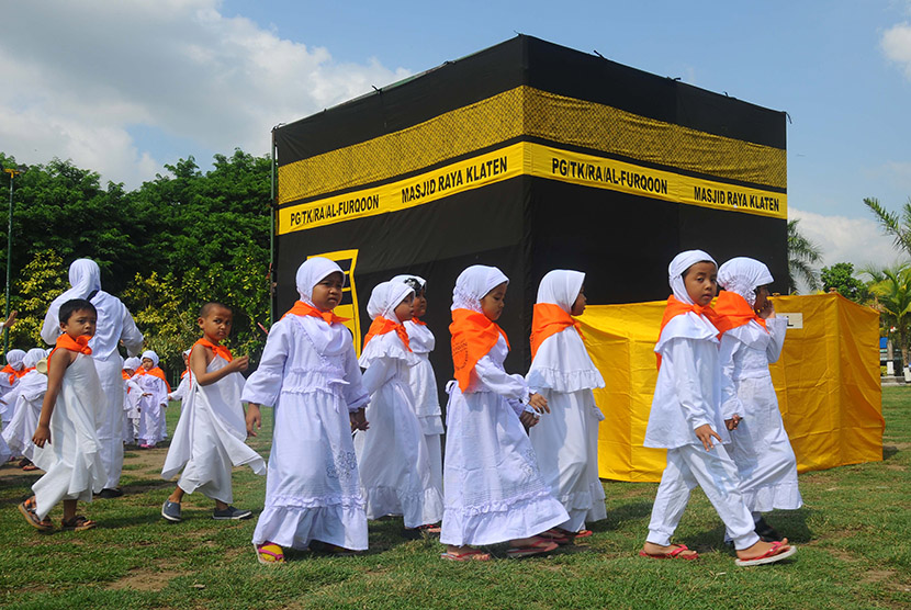 Sejumlah siswa Paud dan SD IT Al Furqoon Klaten mengikuti kegiatan Edukasi Manasik Haji Kids di Alun-alun Klaten, Jawa Tengah, Sabtu (21/11).