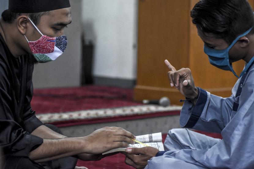 Sejumlah siswa penyandang disabilitas belajar membaca Alquran saat kegiatan Pesantren Kilat Ramadhan di Panti Sosial Rehabilitasi Penyandang Disabilitas Dinsos Jabar, Kota Cimahi.