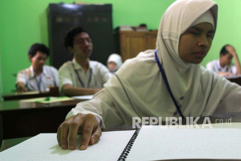 Sejumlah siswa penyandang disabilitas mengikuti Ujian Nasional pelajaran Bahasa Inggris di Sekolah Luar Biasa Negeri kelas A, Kota Bandung, Rabu (6/4). 