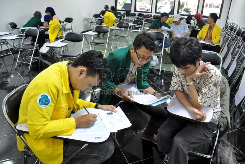  Sejumlah siswa penyandang tuna netra dibantu oleh mahasiswa panitia dalam mengerjakan Ujian Seleksi Bersama Masuk Perguruan Tinggi (SBMPTN) 2013 di Fakultas Hukum UI, Depok,  Selasa (18/6).   (Republika/Rakhmawaty La'lang)
