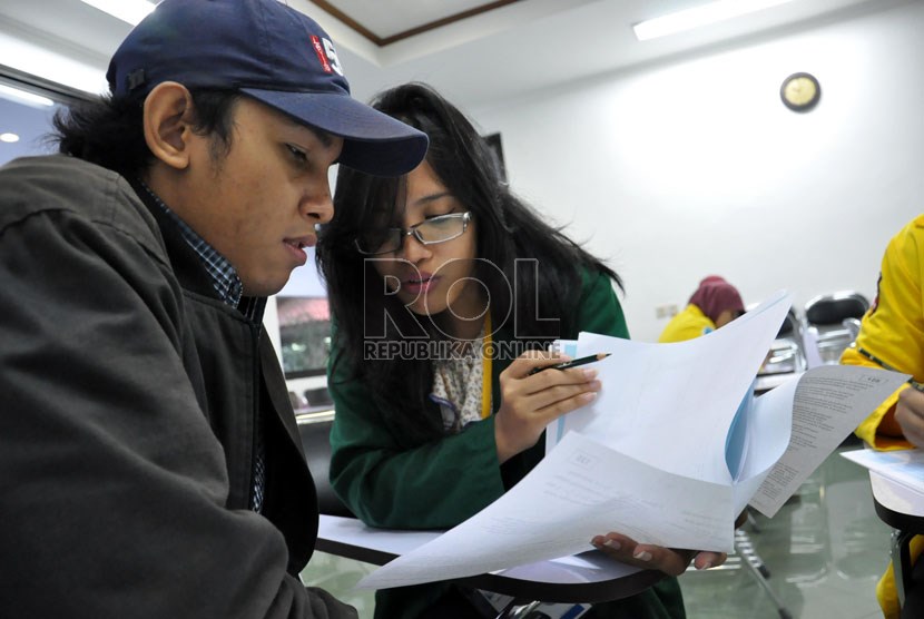 Sejumlah siswa penyandang tuna netra dibantu oleh mahasiswa panitia dalam mengerjakan Ujian Seleksi Bersama Masuk Perguruan Tinggi (SBMPTN) 2013 di Fakultas Hukum UI, Depok,  Selasa (18/6).   (Republika/Rakhmawaty La'lang)