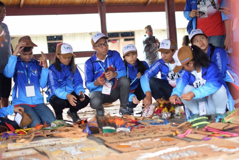 Sejumlah siswa peserta Program 'Siswa Mengenal Nusantara' mengikuti salah satu kegiatan di Jayapura, Ahad (23/7). Sebanyak 20 siswa berprestasi asal Provinsi Sulawesi Utara akan mengikuti kegiatan yang digelar PT Semen Indonesia ini selama sepekan.