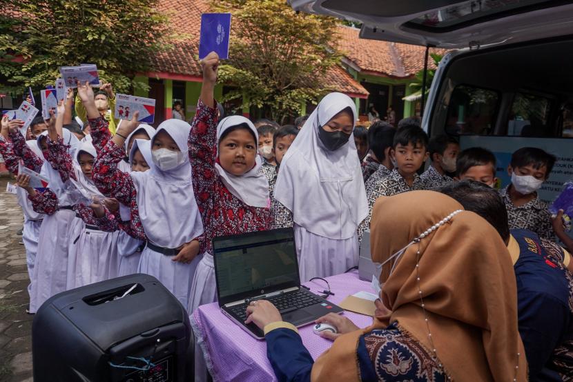 Sejumlah siswa SD antre menabung saat acara Ajakan Gemar Menabung di SDN 09 Proyonanggan, Kabupaten Batang, Jawa Tengah, Kamis (14/7/2022) (ilustrasi).