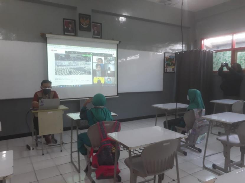 Sejumlah siswa SD AR Rafi Kota Bandung mulai mengikuti kegiatan belajar tatap muka secara terbatas di sekolah, Rabu (8/9). PTM Terbatas yang dilaksanakan menerapkan protokol kesehatan. 