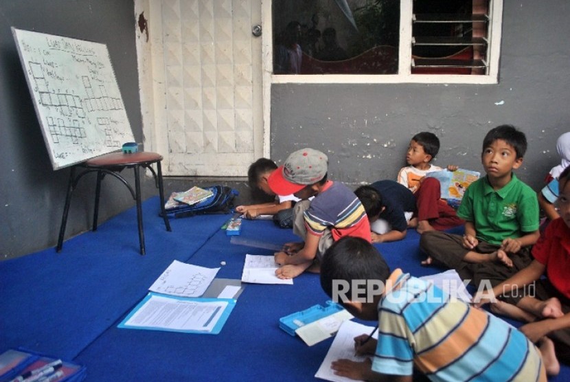  Sejumlah siswa SD belajar matematika di halaman rumah warga di Kampung Matematika, Desa Laladon, Ciomas, Kabupaten Bogor, Jawa Barat. Ilustrasi